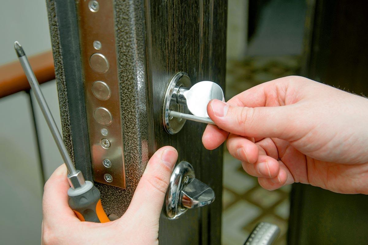 Cerrajero instalando un cilindro de seguridad