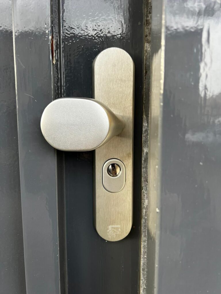 Cerradura de puerta con manilla