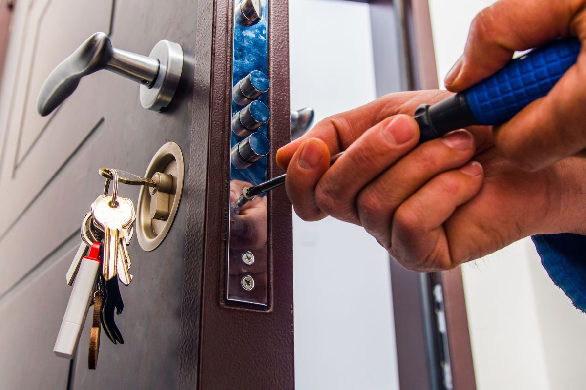 Cerrajero instalando una cerradura de seguridad